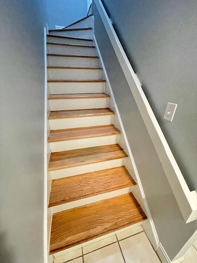 Building Photo - Updated 2br 2ba End Unit in Chancellor Squ...