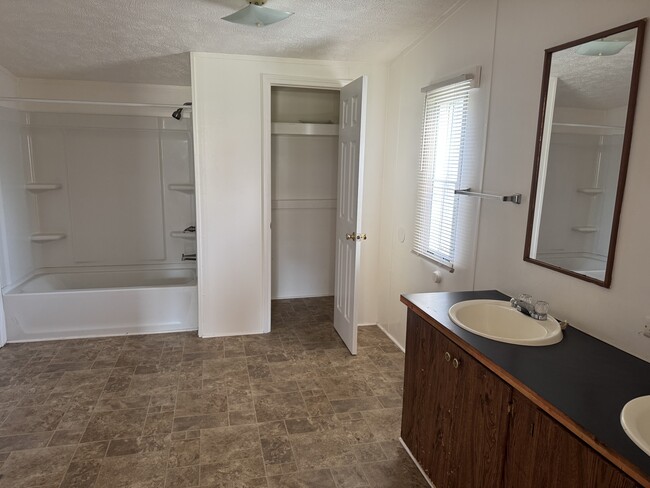 Building Photo - 118 Hoston Dr