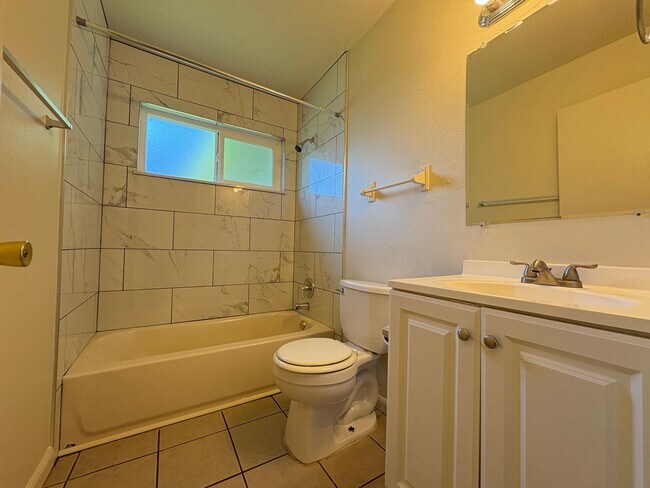 Building Photo - Charming Two Bedroom Unit