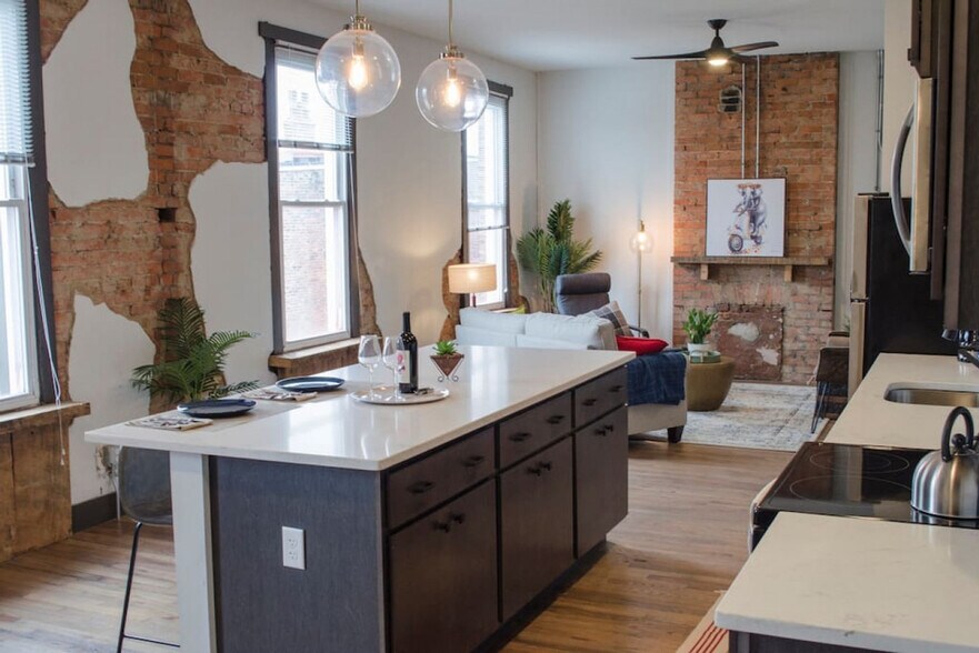 Building Photo - 1424 Pleasant St