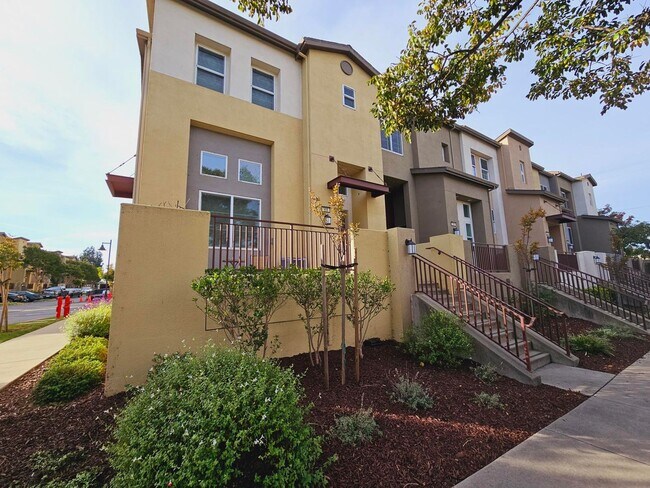 Building Photo - Modern Spacious Townhome in San Pablo