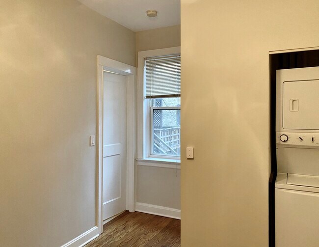 Building Photo - 909 W Gordon Terrace