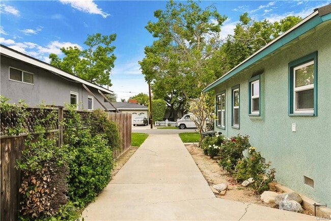 Building Photo - 4/Bed, 4/Bath Home with Parking, Washer/ Dryer and Spa, Close to Chapman University/ Orange Circle