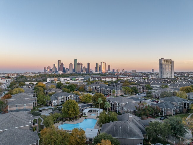 3 Miles from Downtown Houston & 6 miles to the Houston Galleria this Location Can Not Be Beat - Memorial Heights