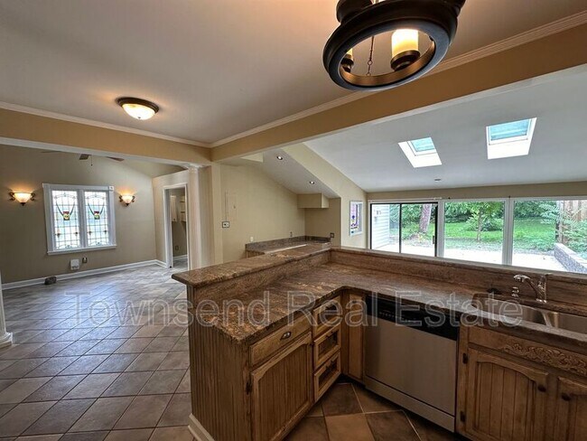 Building Photo - 204 Woodside Ave