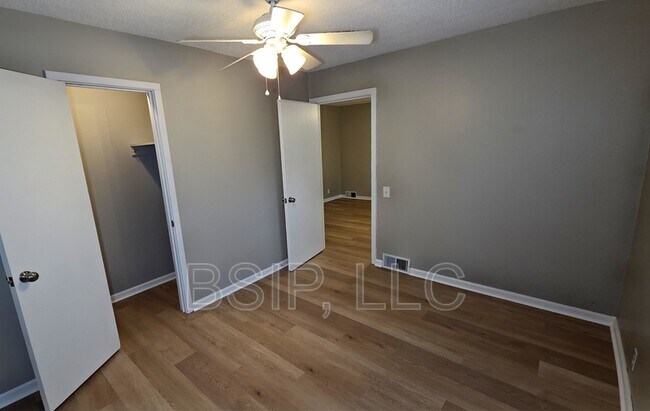 Building Photo - 1141 NE Chester Ave