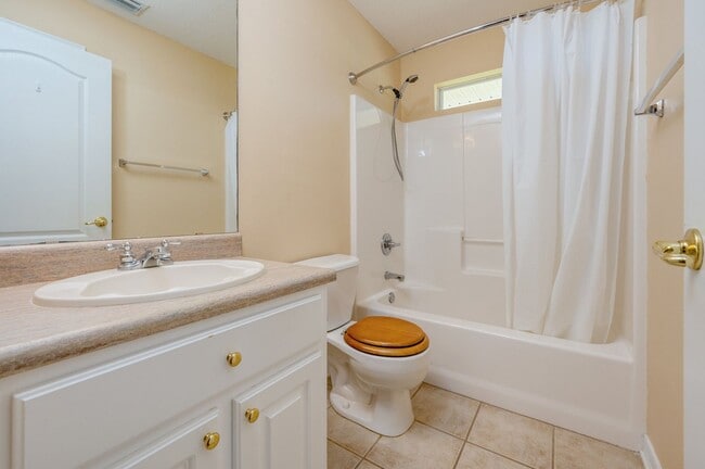 Building Photo - Spacious Home in Navarre!