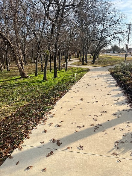 Building Photo - Room in House on Jones Dr