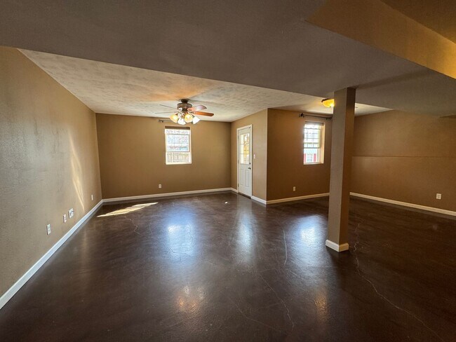 Building Photo - Beautiful spacious home in Waynesville