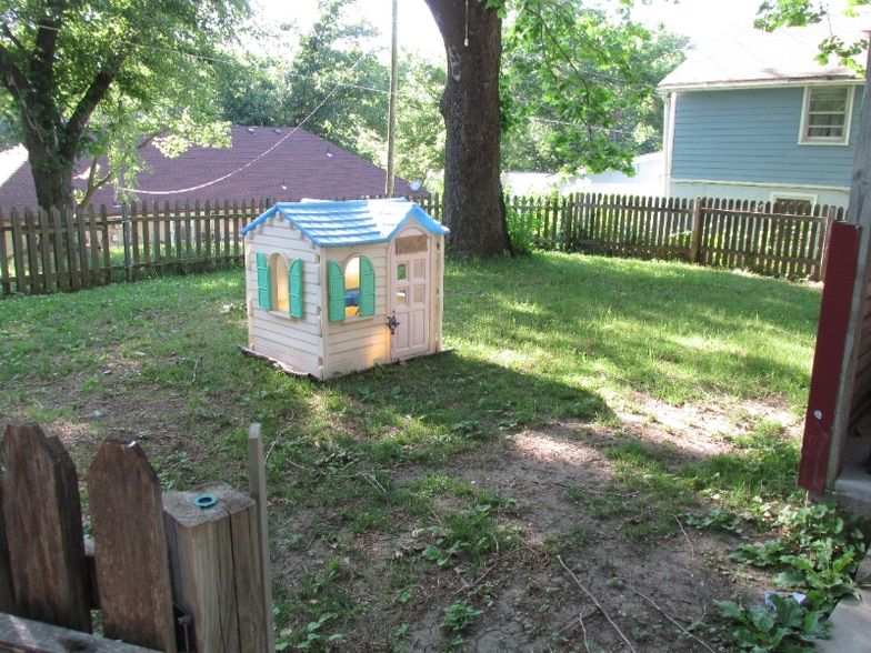 Building Photo - 927 Maple St