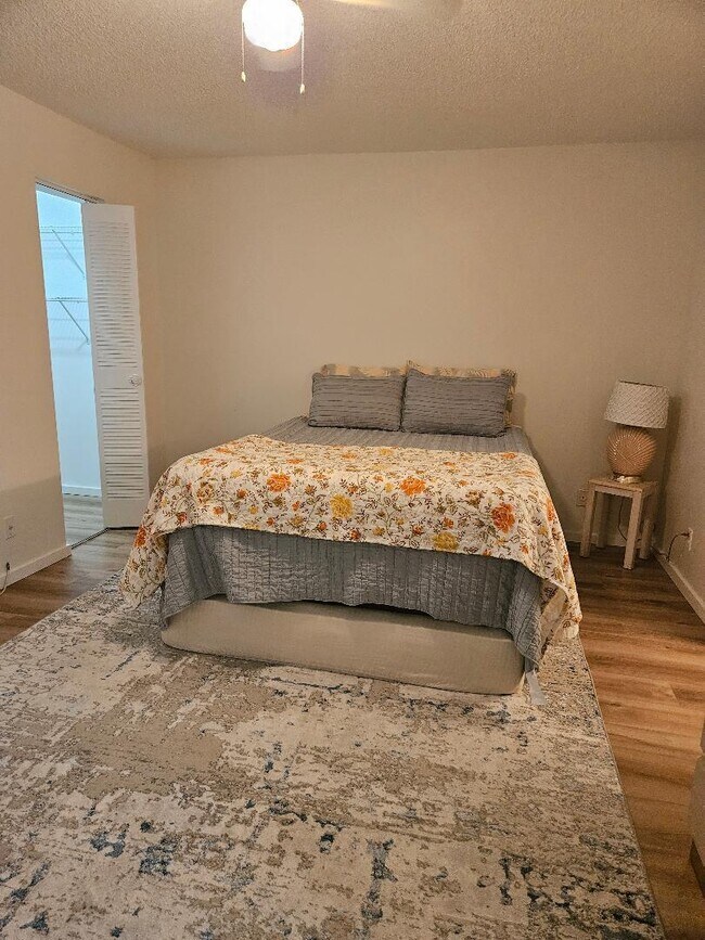 Building Photo - 300 Village Green Cir S