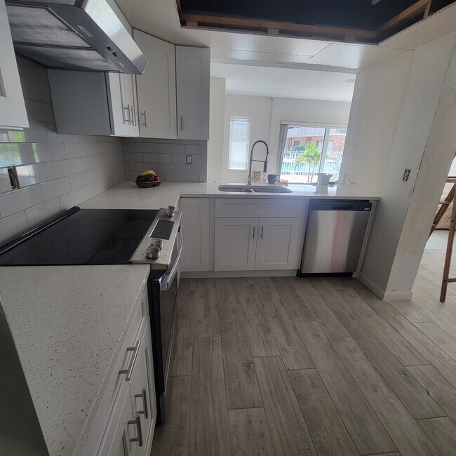 Building Photo - 5000 Ocean Beach Blvd