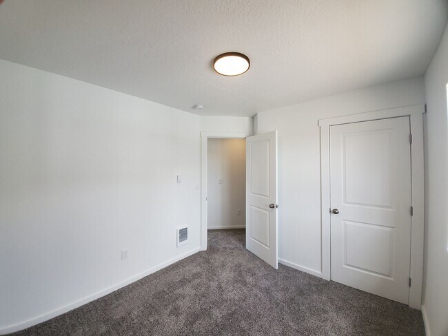 Building Photo - Newer Build