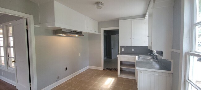 Building Photo - Beautiful 3 bedroom/1.5 bathroom house wit...