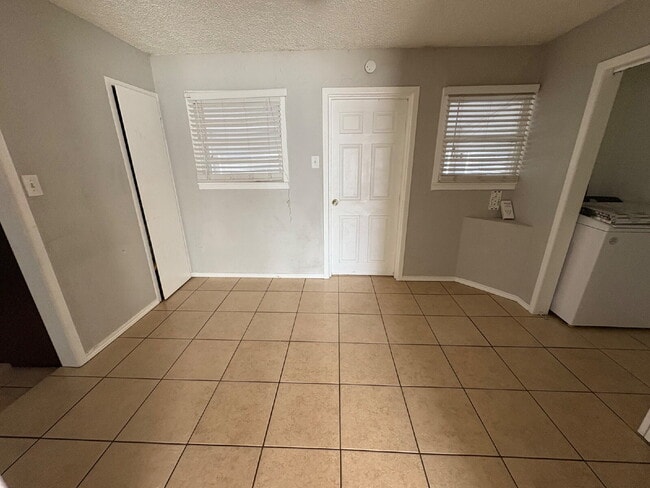 Building Photo - Stunning Three Bedroom Home with Detached Efficiency!