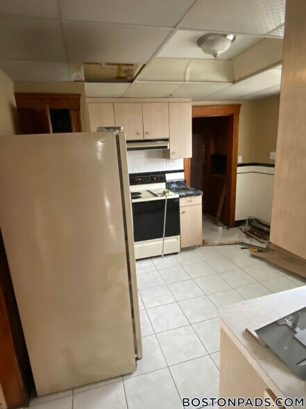 Building Photo - 2 Goldsmith Ave