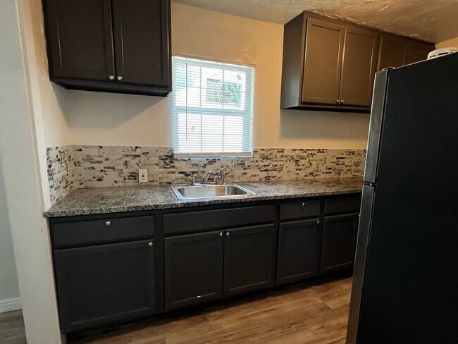 Building Photo - Huge 2 bed 1 bath