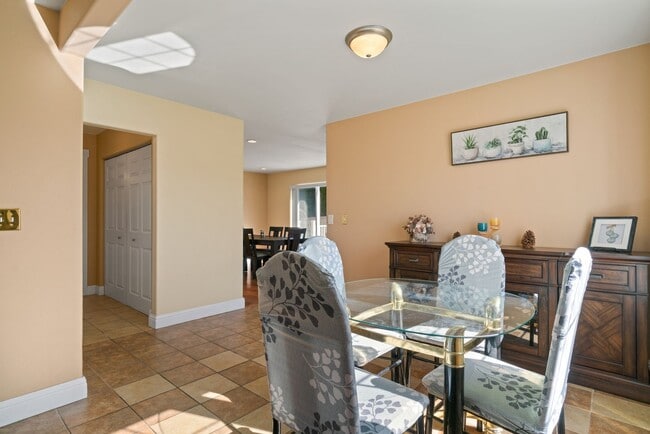 Building Photo - Beautiful 3 Bedroom 2.5 bath home with 2 c...