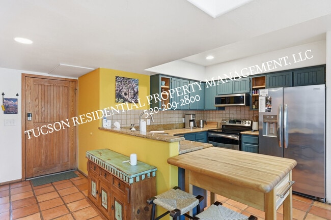 Building Photo - 2824 E Sierra Vista Rd