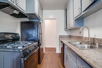 Building Photo - 537 E Hyde Park Blvd