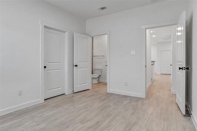 Building Photo - 1219 Bells Dr