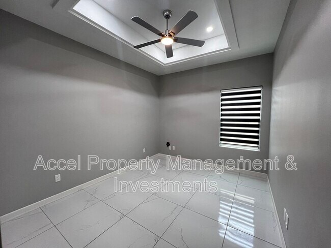 Building Photo - 1122 Country Club Dr