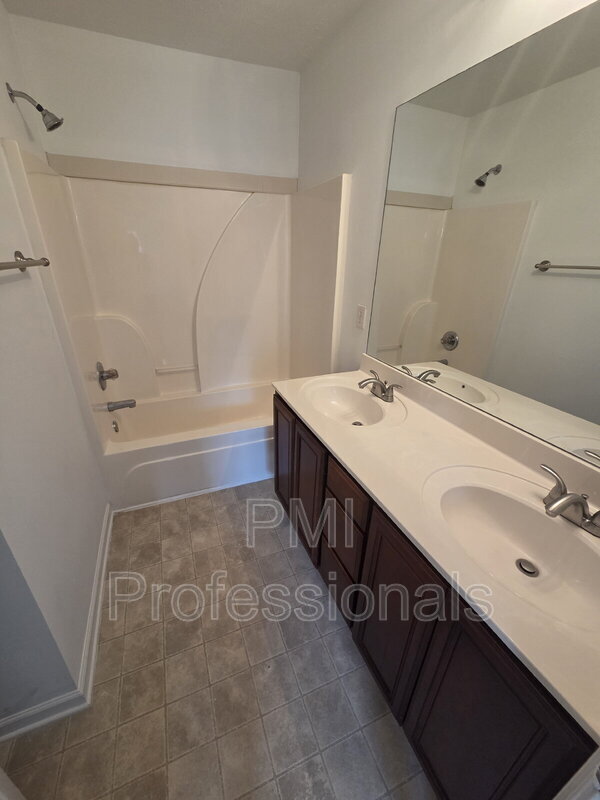 Building Photo - 108 Oak Valley Cir