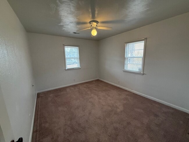 Building Photo - Two Bedroom, One bathroom, Pet Friendly Ho...
