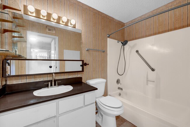 Building Photo - 1206 Hi Stirrup