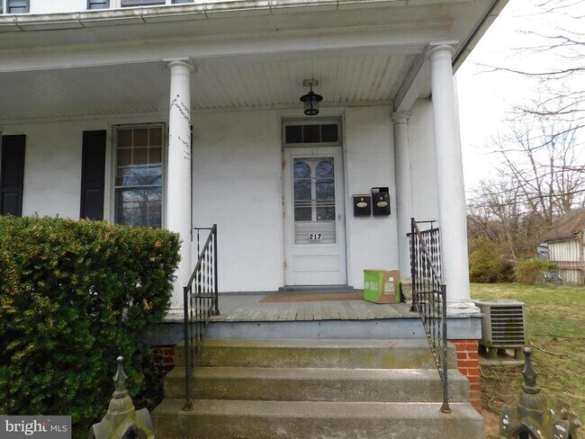 Primary Photo - 217 E Main St