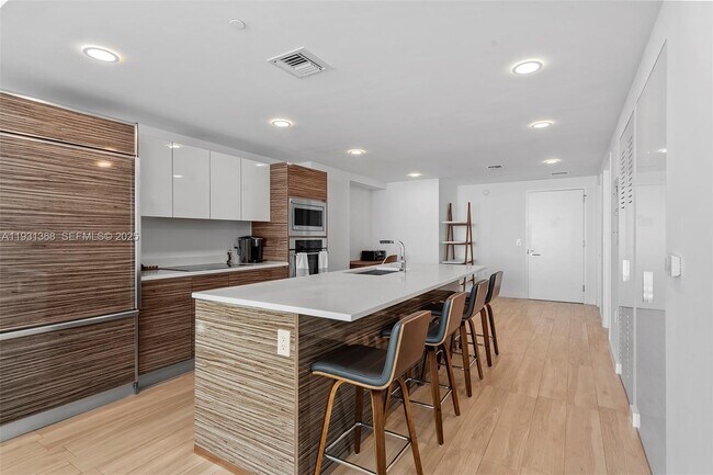 Building Photo - 460 NE 28th St