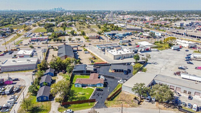 Building Photo - 1266 Dove St