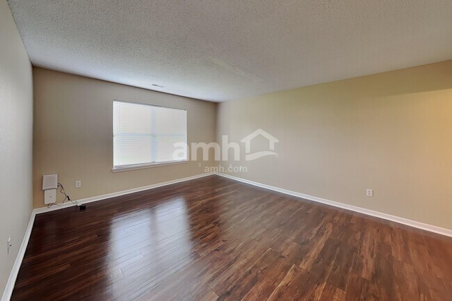 Building Photo - 2265 Lakecrest Dr