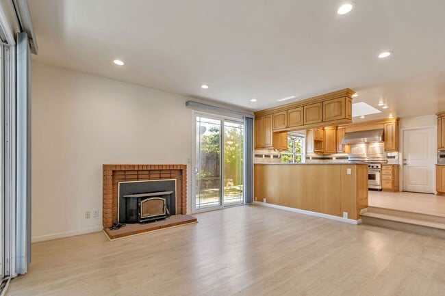 Building Photo - Spacious 4BR/2BA Home in Prime Irvington C...