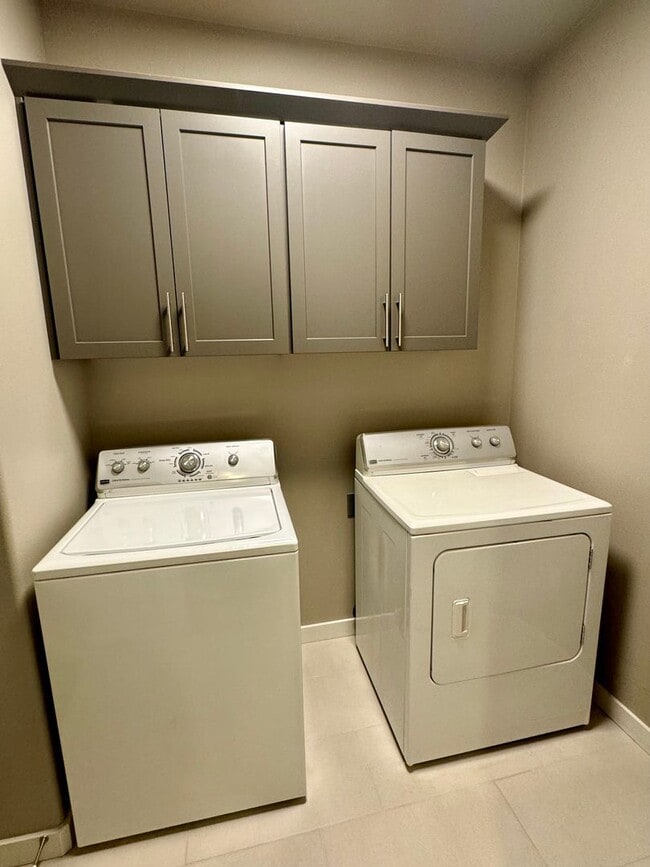 Building Photo - Fully Furnished 3 Bed/2 Bathroom Home-2042...