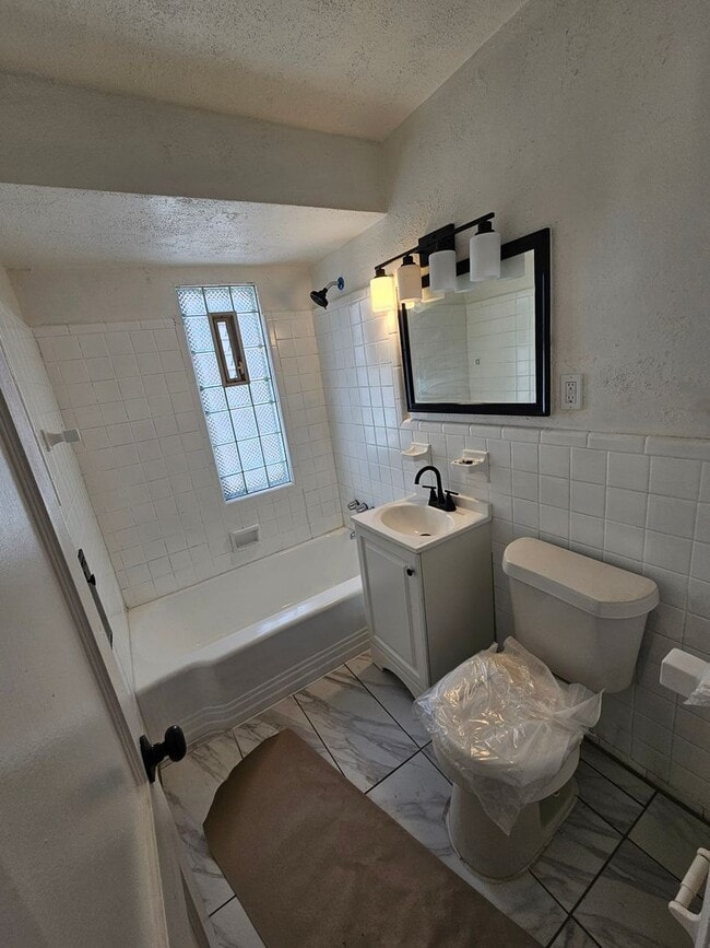 Building Photo - Come see your new home!