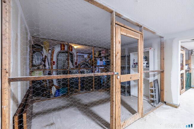 Building Photo - 185 Melba St