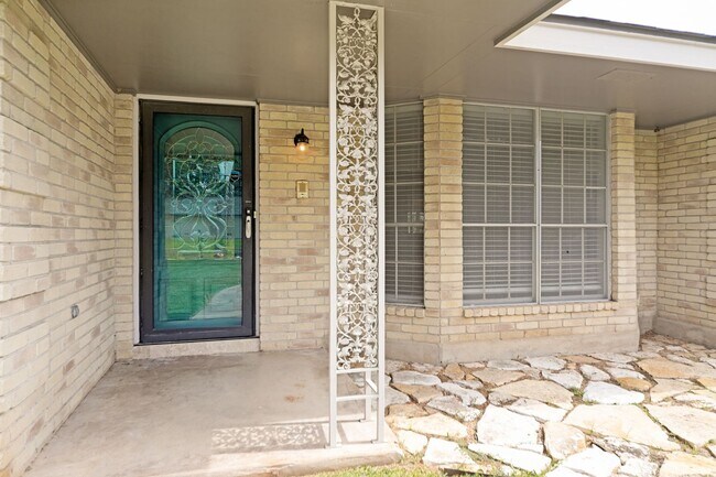 Building Photo - RENOVATED 3-BEDROOM HOME IN HOLLYWOOD PARK
