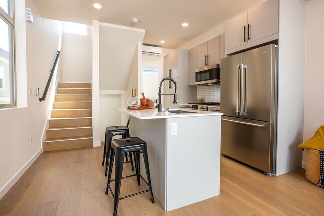 Building Photo - Ballard Townhouse