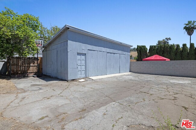 Building Photo - 137 E Ave 43