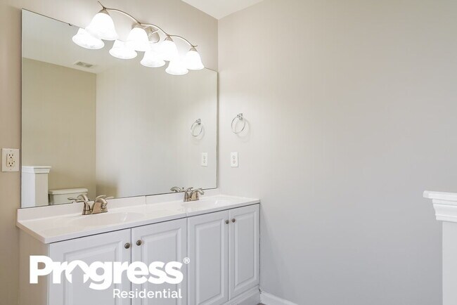 Building Photo - 706 Calavaras Ln