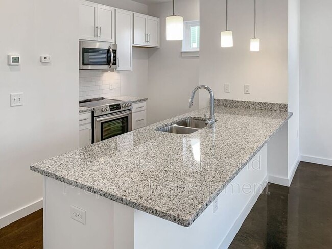 Building Photo - 116 W 12th St E