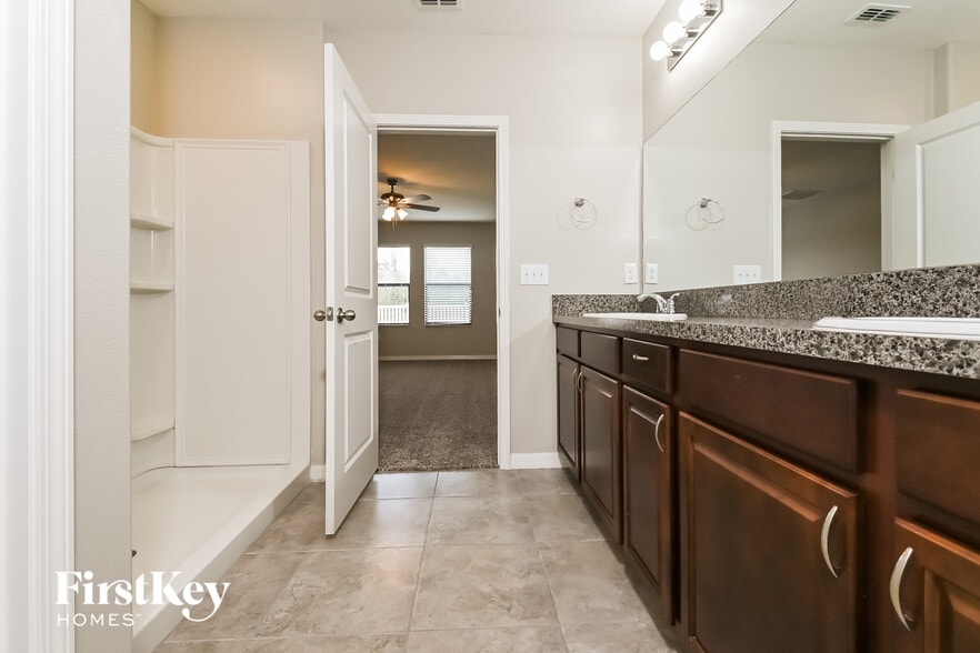 Building Photo - 14827 Crescent Rock Dr