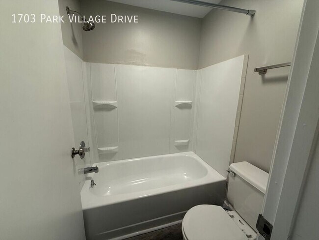 Building Photo - 1703 Park Village Dr