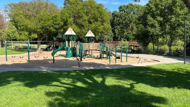 Building Photo - Townhouse 2 bedrooms, 2 1/2 baths, 2 car g...
