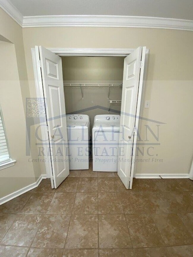 Building Photo - West LR Home