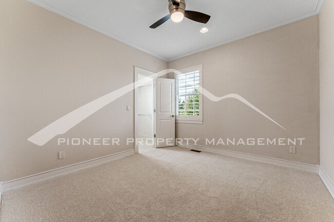 Building Photo - Gorgeous Home with Central AC and Washer/Dryer