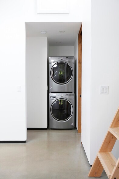 Building Photo - 6345 Babcock Ave