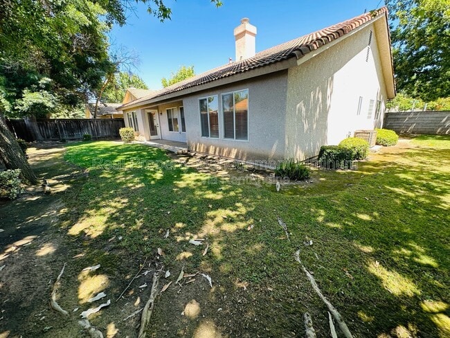 Building Photo - 2012 Riverview Dr