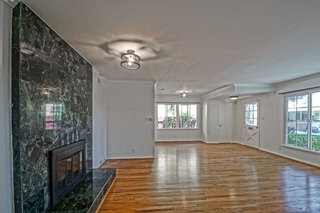 Building Photo - Incredibly Charming & Bright 3BR2BA Home w...